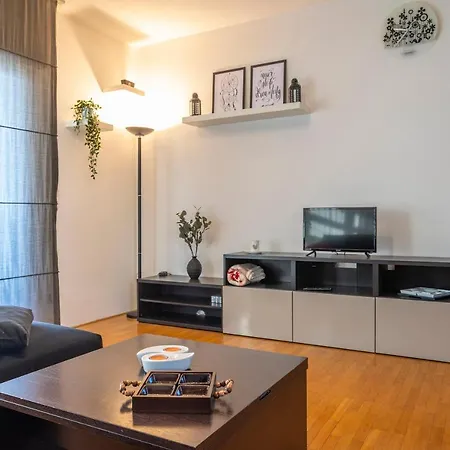 דירה Rododendro - Ciclovia Alpe Adria Apt With Terrace טרביסיו