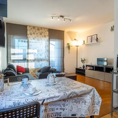 דירה Rododendro - Ciclovia Alpe Adria Apt With Terrace טרביסיו